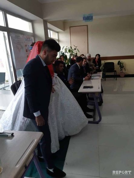 Azərbaycanda bəy və gəlin səs verdi - FOTO