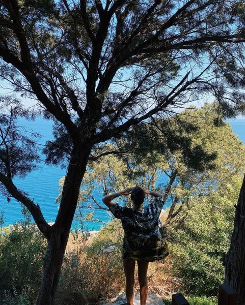 Tək getdiyi tətildə bikinili şəkillərini paylaşıb gündəm oldu - FOTOLAR