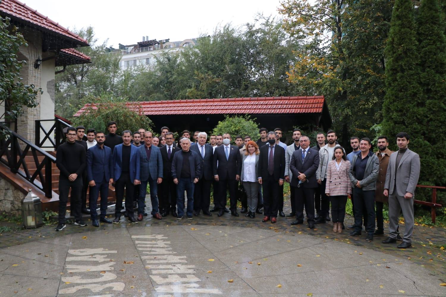 Adil Əliyev Moldovada iş adamları, diaspor fəalları və gənclərə Ordumuzun əks-hücum əməliyyatı barədə danışıb