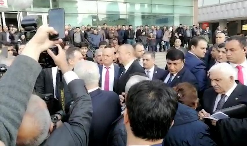 Prezident "28 May" metrostansiyasının qarşısında - VİDEO