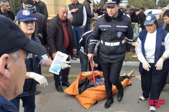 Azərbaycanda dəhşətli qəza: Maşın beton lövhəyə çırpıldı, yasa gedənlər öldü - FOTO
