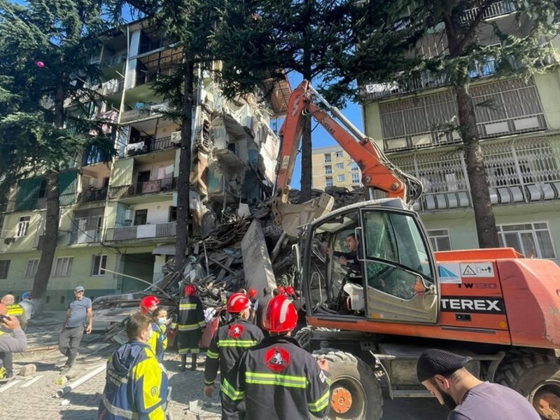 Batumidə yaşayış binasının çökməsinin səbəbi açıqlandı: 3 nəfər saxlanıldı