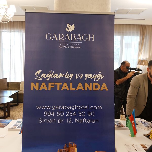 Naftalanda neftlə çəkilmiş şəkillərin sərgisi keçirildi - FOTOLAR