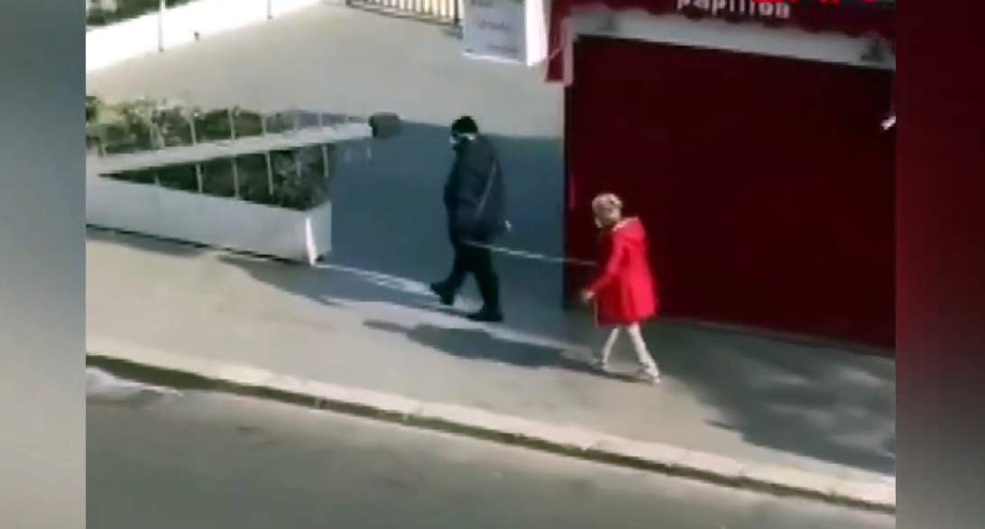 Yaşlı cütlüyün "sosial məsafə" qaydasına ipli həll yolu - VİDEO