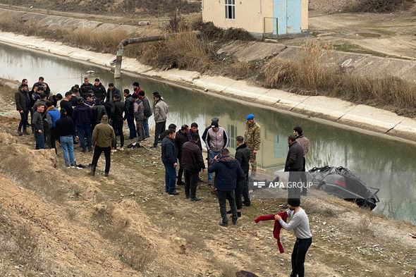 Azərbaycanda maşın su kanalına aşıb: İki nəfər ölüb, bir nəfər yaralanıb - FOTO