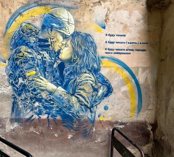 Ukraynadakı müharibənin həqiqətlərini fırçaları ilə divarlara həkk etdilər - FOTO