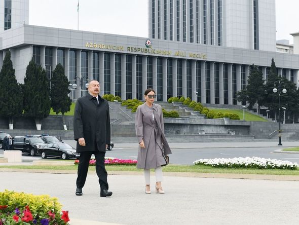 İlham Əliyev və Mehriban Əliyeva Həzi Aslanovun məzarını ziyarət ediblər - FOTO/VİDEO