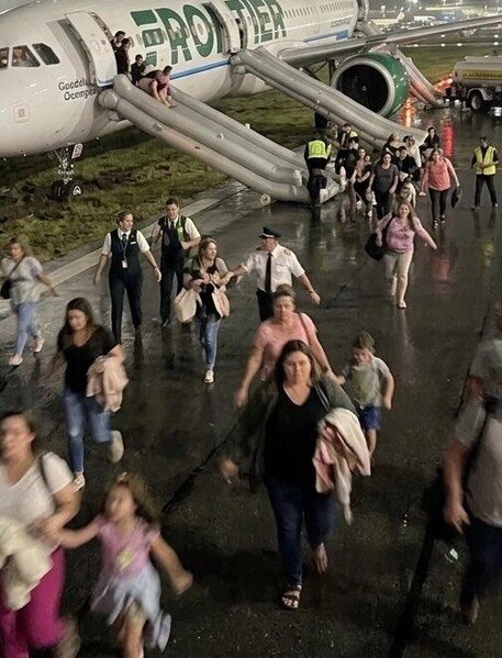 Piyadanı təyyarə vurdu - FOTO