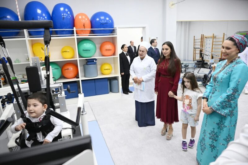 Leyla Əliyeva Arkadağ şəhərində Uşaq Sağlamlığı və Reabilitasiya Mərkəzinin fəaliyyəti ilə tanış olub