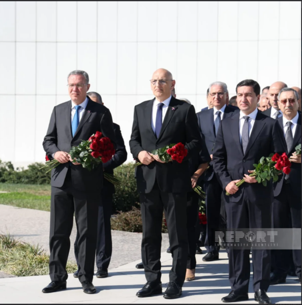 Dövlət və hökumət rəsmiləri Bakıdakı Zəfər parkında - FOTOLAR