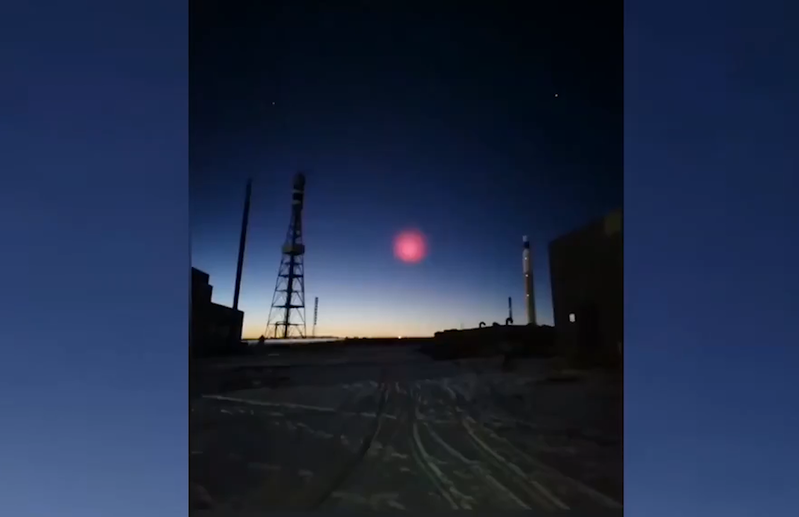 Dünən meteorit partladı, bu gün havada sirli "şar" peyda oldu - VİDEO 