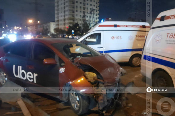 Bakıda minik avtomobili təcili tibbi yardımla toqquşdu: Xəsarət alanlar var - FOTO