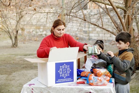Heydər Əliyev Fondu aztəminatlı ailələrə bayram sovqatları çatdırdı - FOTO