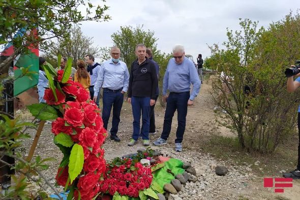 Rusiyalı deputatlar Allahverdi Bağırovun məzarı önündə - FOTO