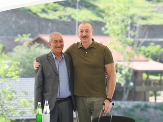 Dövlət başçısı Laçın şəhərinə qayıdan əhali ilə görüşüb, evlərin açarlarını onlara təqdim edib - FOTOLAR