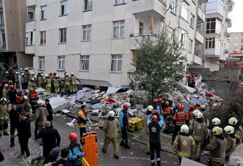 İstanbulda çökən binanın dağıntıları altından 1 nəfərin meyiti tapıldı, 3 nəfərin axtarışları davam edir