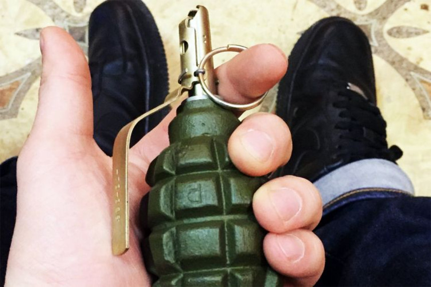Bakı sakini əl qumbaralarını və silahını polisə təhvil verib