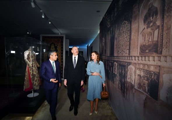 İlham Əliyev və Mehriban Əliyeva Heydər Əliyev Mərkəzində təşkil edilən sərgilərdə - FOTO