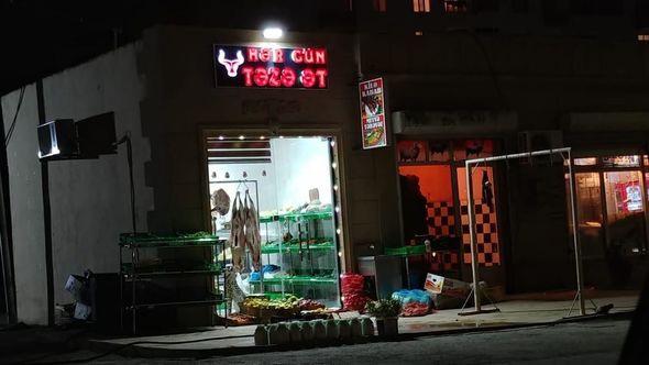 Bakıda daha bir iyrənc mənzərə: Qanunsuz ət kəsiminə niyə göz yumulur? - FOTO