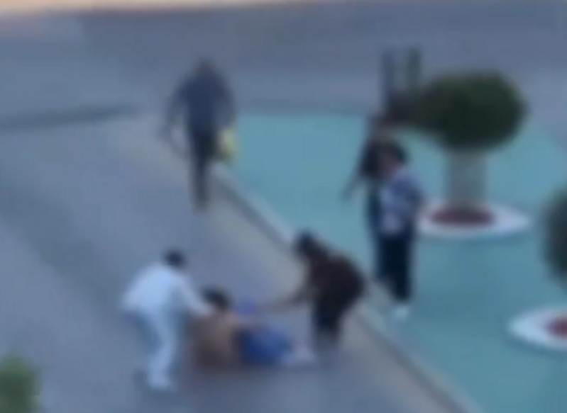 Çılpaq qadın küçədə insanlara hücum etdi – Hadisə anı kameralara düşdü - FOTOlar