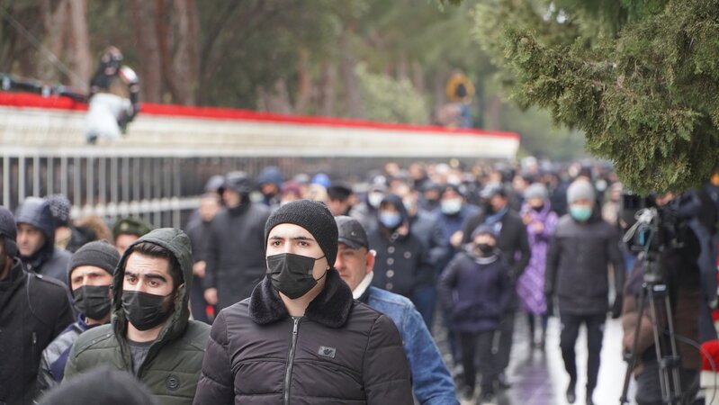 İsti evlərini qoyub, əlləri üşüyən uşaqları ilə şəhidləri ziyarətə gələnlər - FOTOREPORTAJ