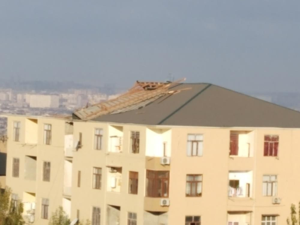 Bakıda külək binanın dam örtüyünü uçurub - FOTOLAR