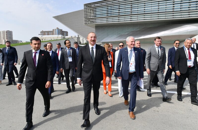 Prezident və xanımı sərgidə - FOTOLAR / YENİLƏNİB