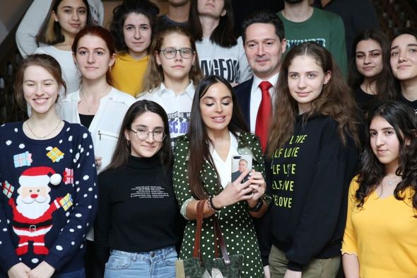 Leyla Əliyeva Seçenov adına Dövlət Tibb Universitetinin Bakı filialında poeziya gecəsində iştirak edib - FOTO
