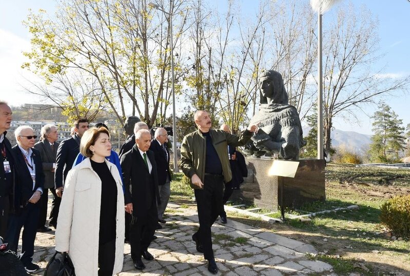 Prezident və birinci xanım VIII Qlobal Bakı Forumunun Şuşaya səfər edən iştirakçıları ilə söhbət ediblər - FOTOLAR