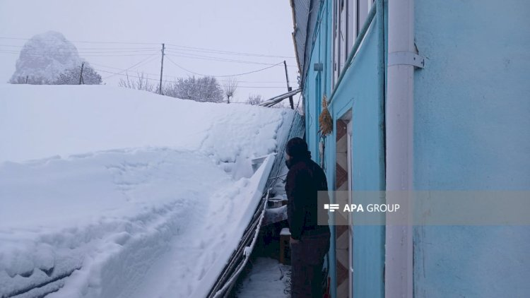 Güclü qar yağdı, evin talvarı çökdü, avtomobillər əzildi - FOTOLAR