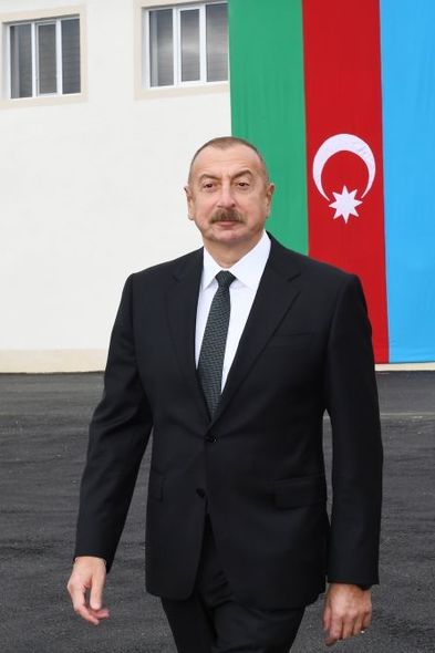 Zəngilanda İlham Əliyevə zirehli texnikalar və silahlar təqdim olundu - FOTO