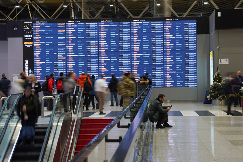 Moskva aeroportlarında uçuşlar kütləvi şəkildə təxirə salınıb