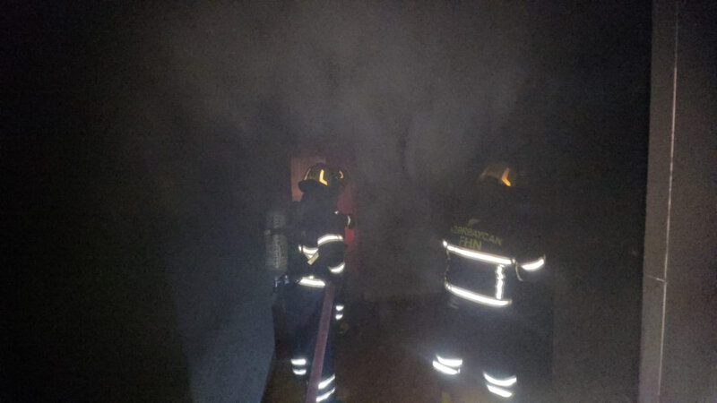 Bakıda çoxmərtəbəli yaşayış binasında yanğın BAŞ VERDİ - Sakinlər təxliyə edildi