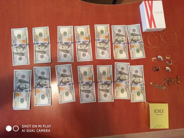 Məcburi köçkünlərin yaşadığı qəsəbədəki evdən külli miqdarda pul və qızıl əşyalar oğurlandı - FOTO