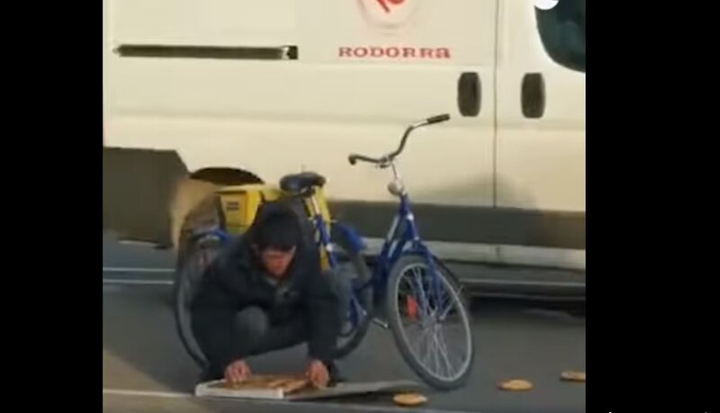Moskvada kuryer yola dağılmış pizzanı yerdən yığdı - VİDEO 