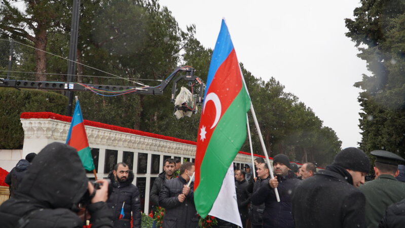 İsti evlərini qoyub, əlləri üşüyən uşaqları ilə şəhidləri ziyarətə gələnlər - FOTOREPORTAJ