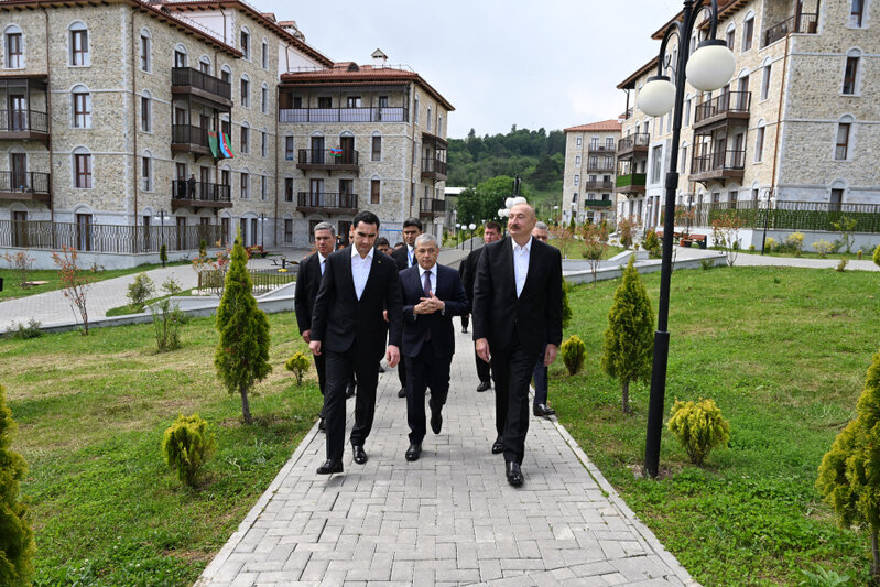 Prezidentlər Şuşada inşa edilmiş birinci yaşayış kompleksində - Fotolar