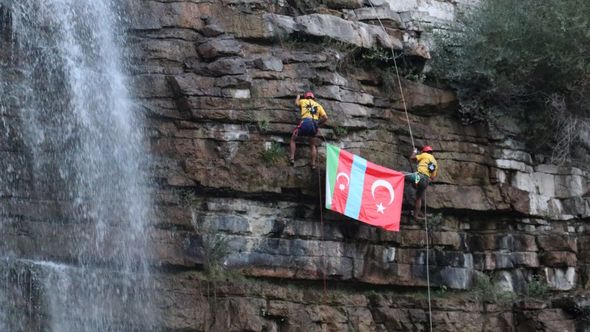 Türkiyəli alpinistlərin UNESCO-nun siyahısında olan şəlalədən Azərbaycana dəstəyi - FOTO/VİDEO