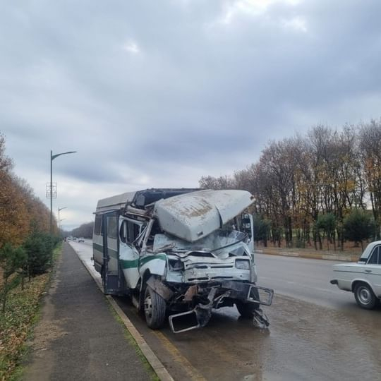 Mikroavtobus 'KamAZ'a çırpıldı - Ölən və yaralananlar var