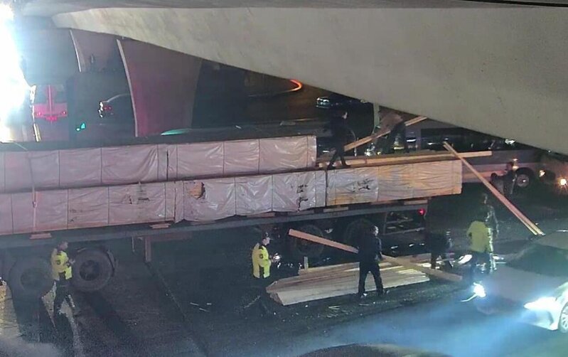 Yük asfalta dağıldı, tıxac yarandı - FOTO