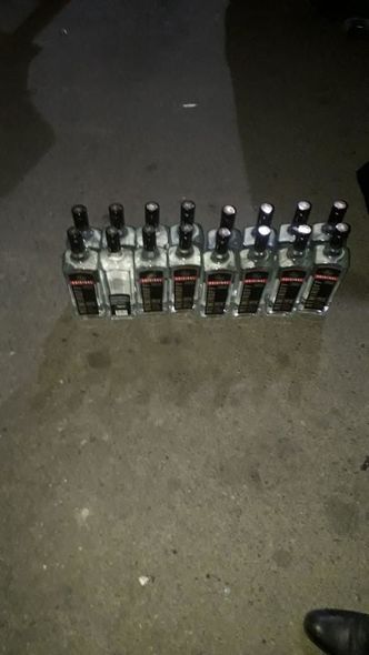 Avtomoilində qaçaq yolla araq və oyun konsolu keçirmək istəyən şəxs yaxalandı - FOTO 