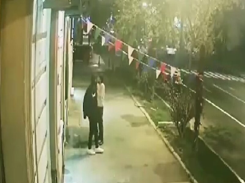 Bakıda restoranın önünə asılan bayrağı oğurladılar -VİDEO