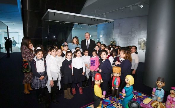 İlham Əliyev və Mehriban Əliyeva Heydər Əliyev Mərkəzində təşkil edilən sərgilərdə - FOTO