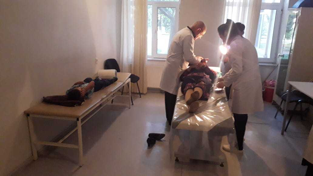 Kürdəmirdə avtomobil yolun kənarına aşıb, 4 nəfər xəsarət alıb - FOTOLAR