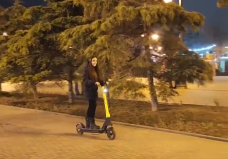 Leyla Əliyeva bulvarda skuter sürdü - VİDEO