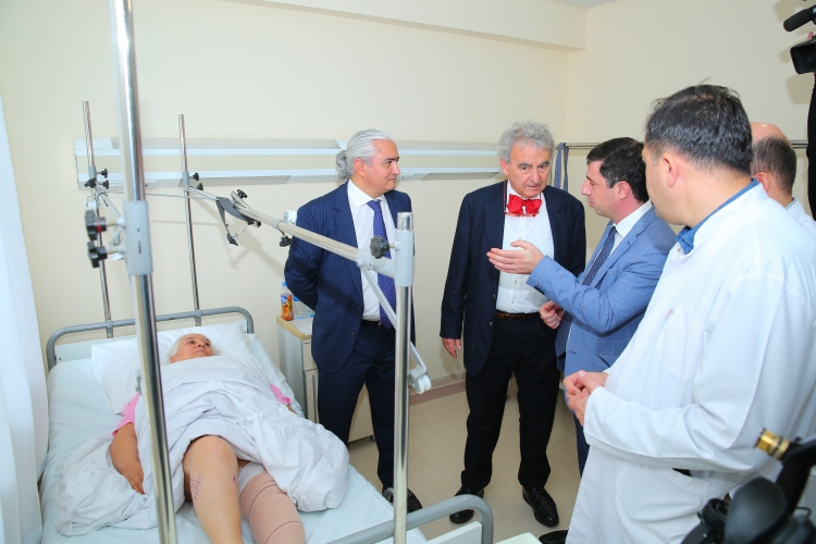 İtaliyalı mütəxəssis tərəfindən ödənişsiz olaraq ağır endoprotez əməliyyatları icra edilib - FOTOLAR