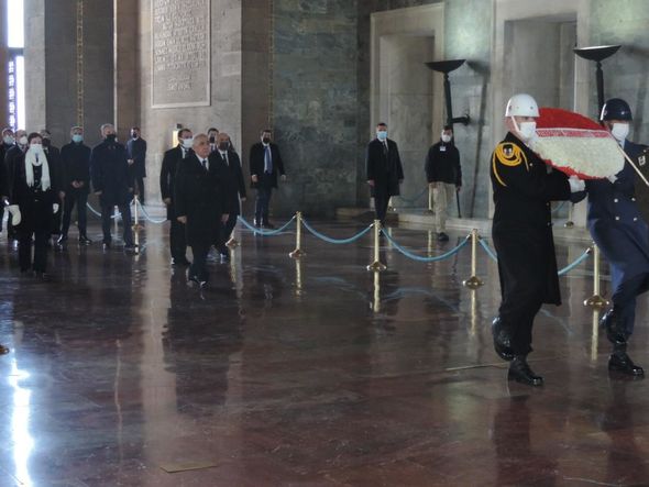Əli Əsədov Atatürkün məzarı önünə əklil qoydu - FOTO