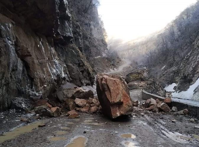 Dağdan qopan qaya Quba-Xınalıq yolunu bağladı