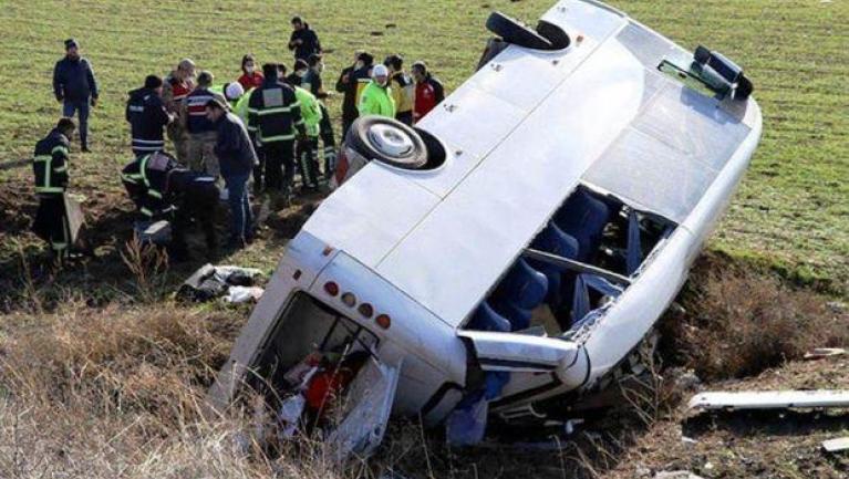 Türkiyədə güləşçiləri daşıyan mikroavtobus aşdı - Ölən və yaralananlar var