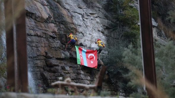 Türkiyəli alpinistlərin UNESCO-nun siyahısında olan şəlalədən Azərbaycana dəstəyi - FOTO/VİDEO